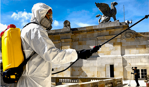 hombre con traje de bioseguridad fumigando