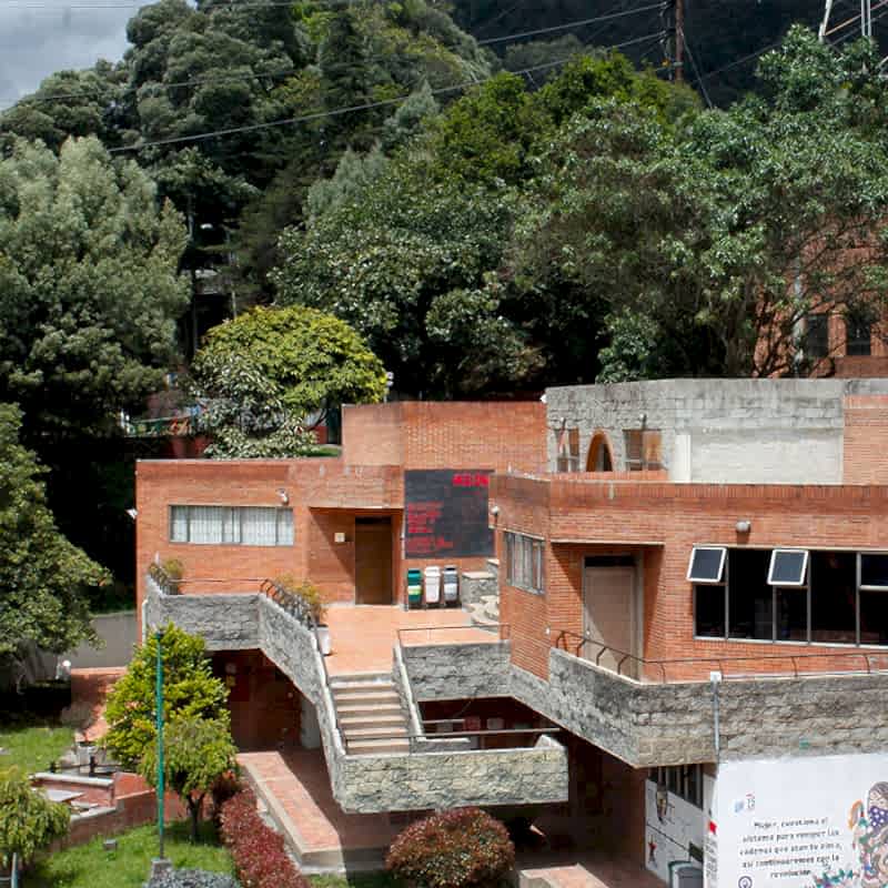 fachada universidad distrital Bogotá